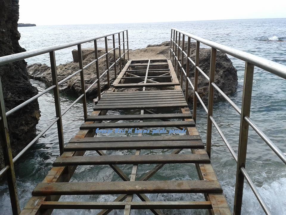 pont entre deux rocher a la plage laouina 